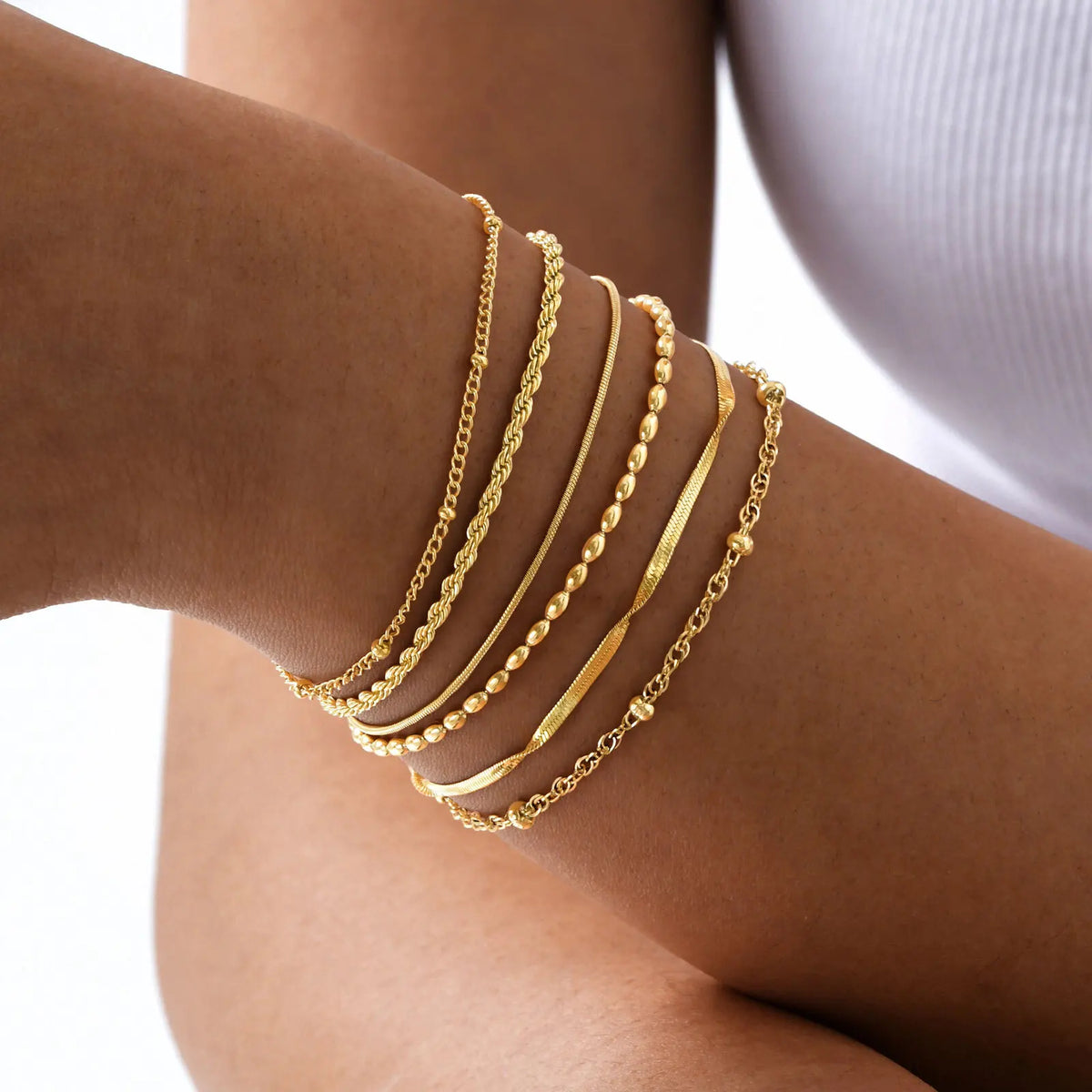 Beatriz - Pulsera de cadenas finas apilables doradas