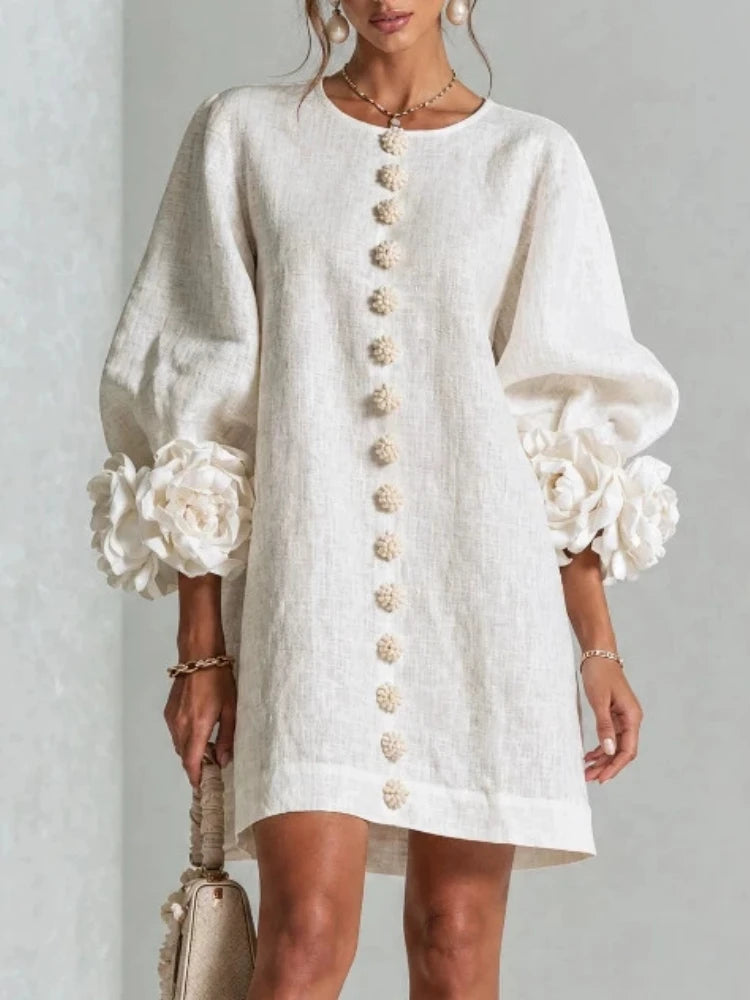 Colette | Vestido de lino beige con puños de flores 3D - vista frontal