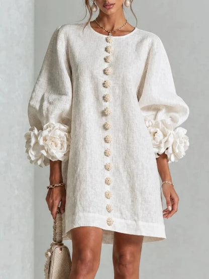 Colette | Vestido de lino beige con puños de flores 3D - vista frontal