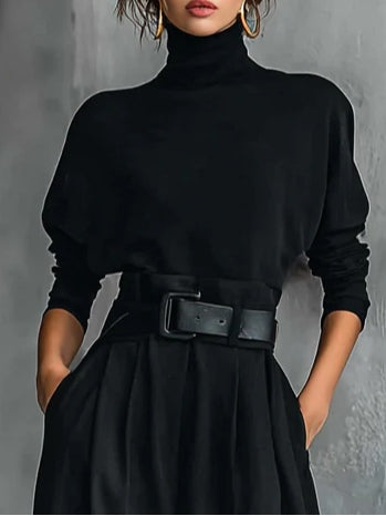 Dolores | Conjunto de dos piezas con camiseta de manga larga y cuello alto totalmente negro y pantalón de pierna recta (cinturón incluido)