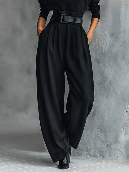 Dolores | Conjunto de dos piezas con camiseta de manga larga y cuello alto totalmente negro y pantalón de pierna recta (cinturón incluido)