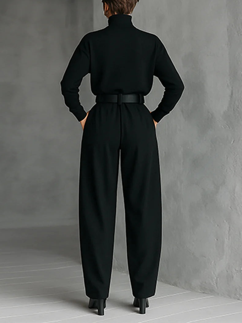 Dolores | Conjunto de dos piezas con camiseta de manga larga y cuello alto totalmente negro y pantalón de pierna recta (cinturón incluido)