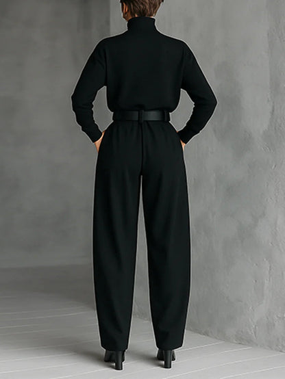 Dolores | Conjunto de dos piezas con camiseta de manga larga y cuello alto totalmente negro y pantalón de pierna recta (cinturón incluido)