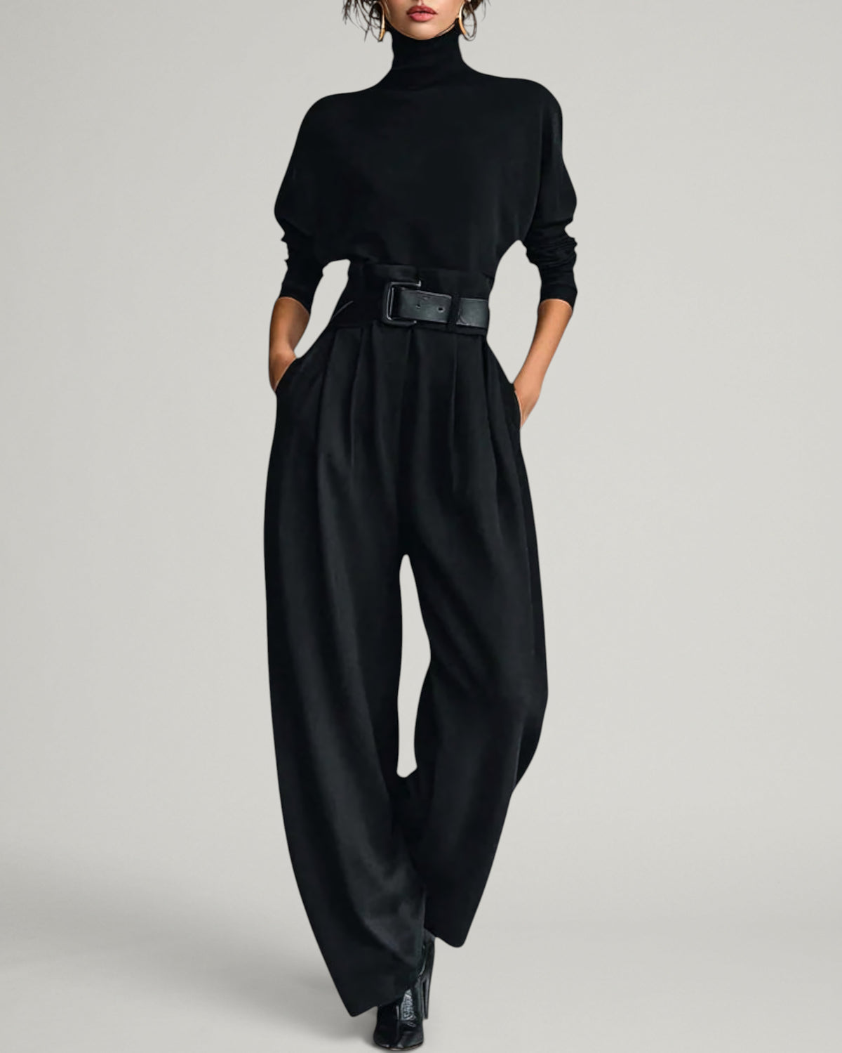 Dolores | Conjunto de dos piezas con camiseta de manga larga y cuello alto totalmente negro y pantalón de pierna recta (cinturón incluido)