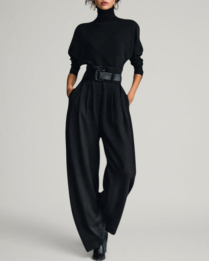 Dolores | Conjunto de dos piezas con camiseta de manga larga y cuello alto totalmente negro y pantalón de pierna recta (cinturón incluido)